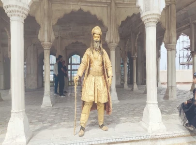 street artist turns struggle into shimmering success