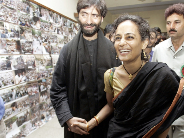 author arundhati roy defends kashmir statements author arundhati roy defends kashmir statements