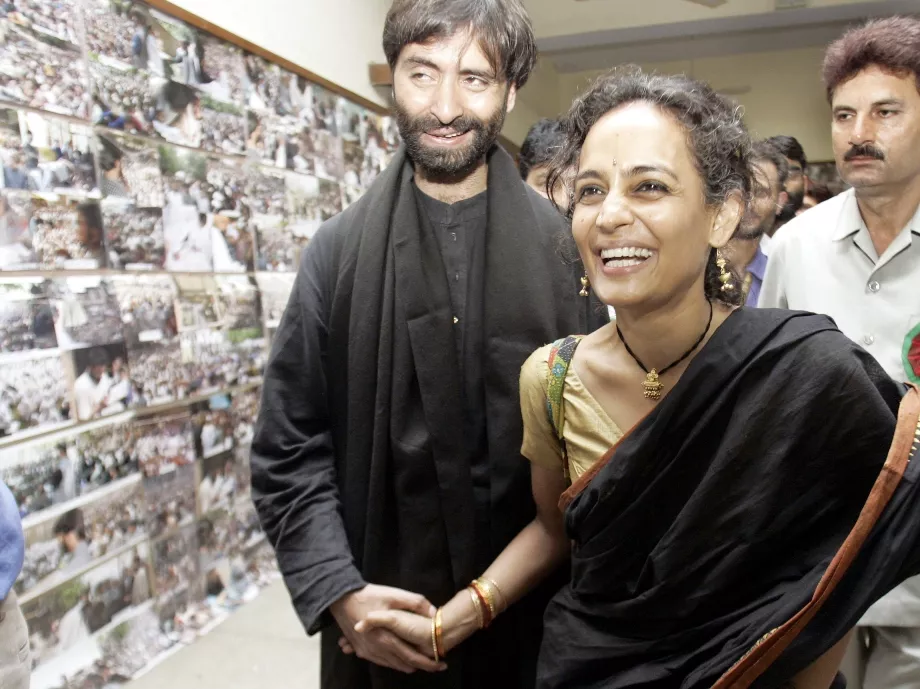 author arundhati roy defends kashmir statements author arundhati roy defends kashmir statements