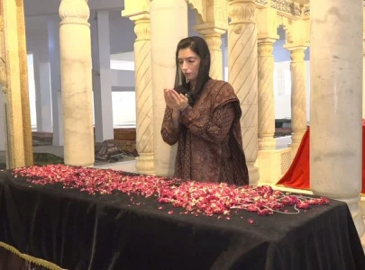 aseefa bhutto zardari visits graves of bhutto family aseefa bhutto zardari visits graves of bhutto family