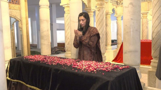 aseefa bhutto zardari visits graves of bhutto family aseefa bhutto zardari visits graves of bhutto family