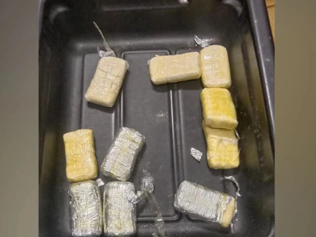 passenger carrying 1kg heroin to saudi arabia arrested at karachi airport passenger carrying 1kg heroin to saudi arabia arrested at karachi airport