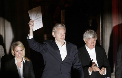 whistleblower walks assange freed on bail pledges to clear name
