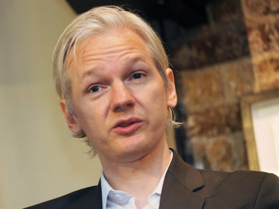 assange dressed as old woman to evade cia