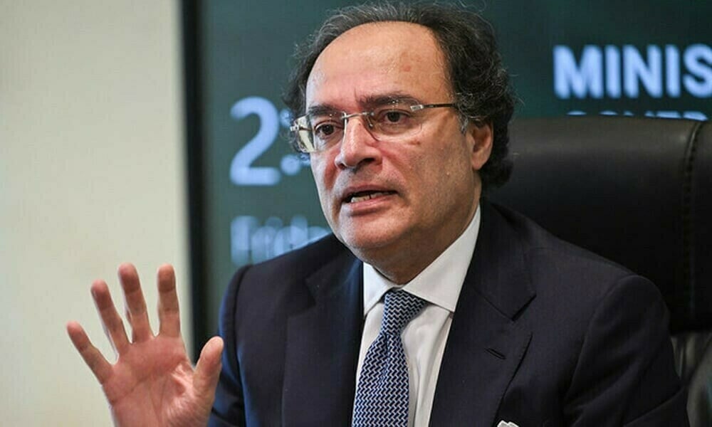 FinMin solicits global investors