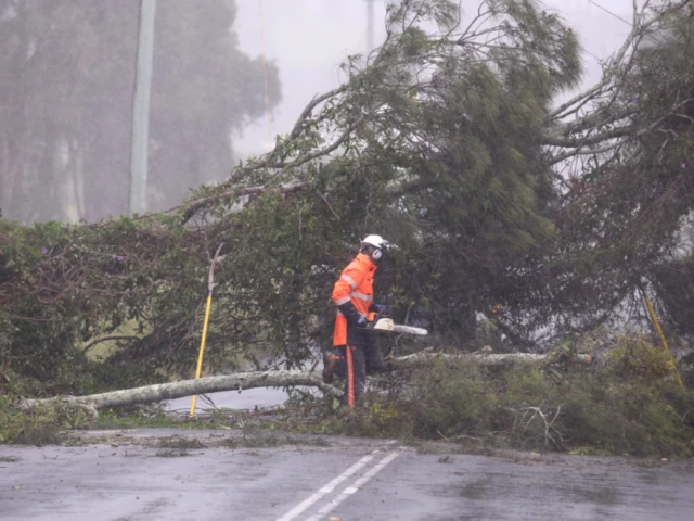 hundreds of thousands of residents in eastern australia remain without electricity after cyclone alfred battered the region with heavy rain strong winds and widespread flooding photo reuters hundreds of thousands of residents in eastern australia remain without electricity after cyclone alfred battered the region with heavy rain strong winds and widespread flooding photo reuters