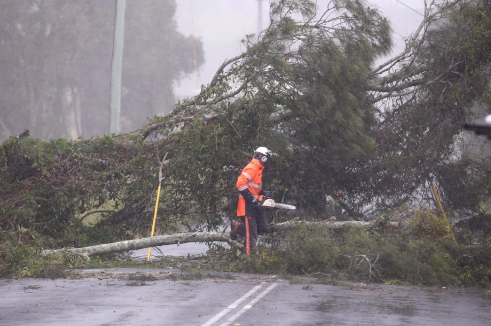 hundreds of thousands of residents in eastern australia remain without electricity after cyclone alfred battered the region with heavy rain strong winds and widespread flooding photo reuters hundreds of thousands of residents in eastern australia remain without electricity after cyclone alfred battered the region with heavy rain strong winds and widespread flooding photo reuters
