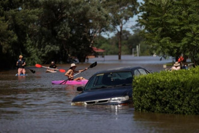 australia floods claim first fatality more evacuations as clean up begins