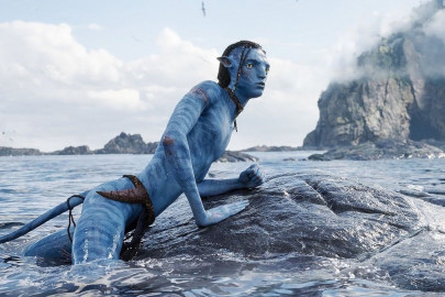 despite a storm dampened weekend avatar stays atop north american box office