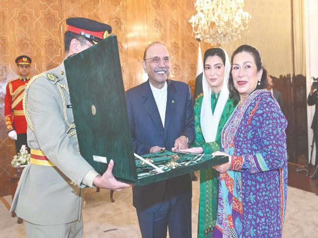 sanam bhutto daughter of shaheed zulfiqar ali bhutto receives the nishan i pakistan posthumous awarded to the late former prime minister from president asif zardari at the investiture ceremony at the aiwan e sadr photo app