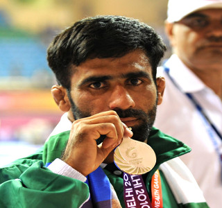 hussain wins first cwg gold for pakistan