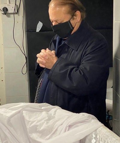 former prime minister nawaz sharif stands beside his mother begum shamim akhtar s body before her funeral prayer in london photo twitter maryamnsharif