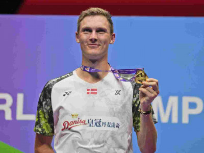 axelsen clinches second world title