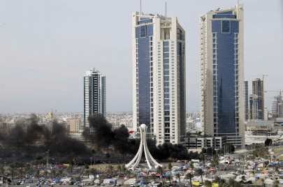 bahrain police clears out shi ite protest camp