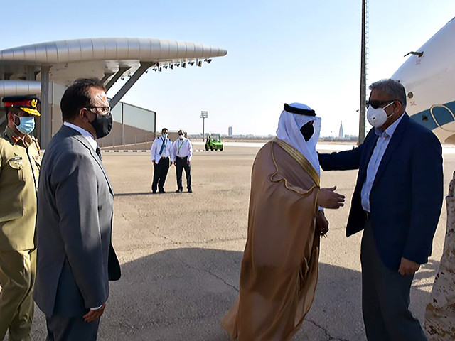 gen qamar is being received by pakistan s recently appointed ambassador to saudi arabia lt gen retd bilal akbar and saudi military officials photo courtesy arab news