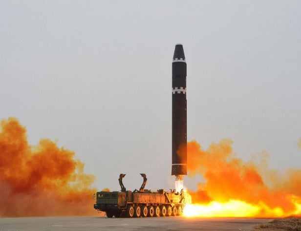 N.Korea کا کہنا ہے کہ اس نے نئے ٹھوس ایندھن ICBM کا تجربہ کیا۔  ایکسپریس ٹریبیون