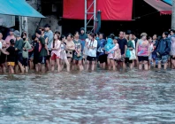 people queue for food in a flooded area in bangkok photo reuters people queue for food in a flooded area in bangkok photo reuters