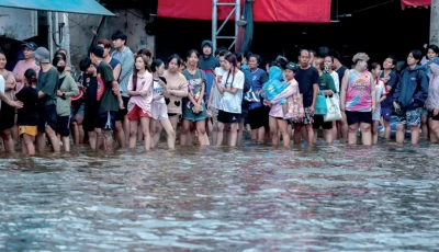 people queue for food in a flooded area in bangkok photo reuters