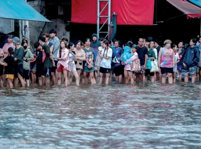 thousands huddle in bangkok shelters