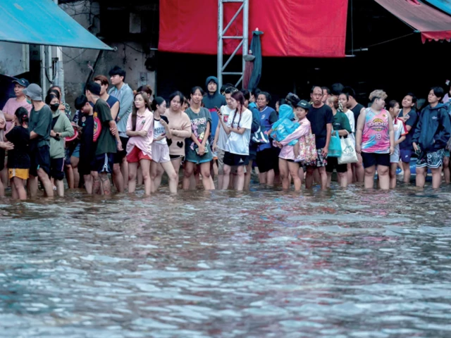 Thousands huddle in Bangkok shelters
