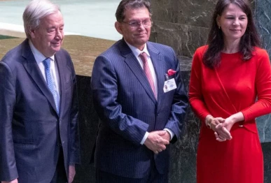 united nations secretary general ant nio guterres left and general assembly president annalena baerbock right with khalilur rahman president elect of the 81st session of the un general assembly photo un
