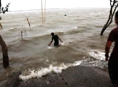 cyclone hits bangladesh as nearly a million flee inland for shelter cyclone hits bangladesh as nearly a million flee inland for shelter