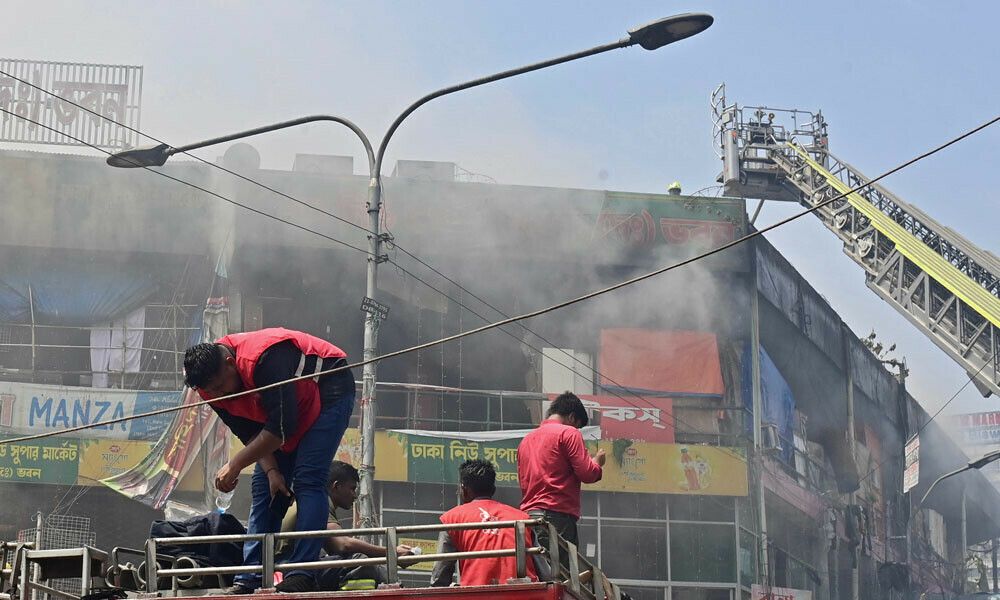 بنگلہ دیش کے شاپنگ سینٹر میں لگنے والی آگ پر 27 گھنٹے بعد قابو پالیا گیا۔  ایکسپریس ٹریبیون