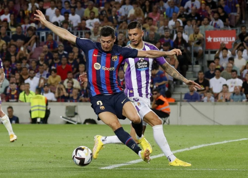 Photo of Lewandowski bags double for 'blessed' Barca