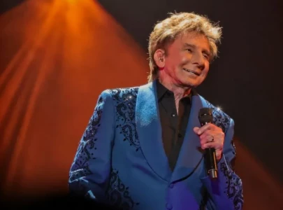 barry manilow reveals lung cancer diagnosis and postpones concerts