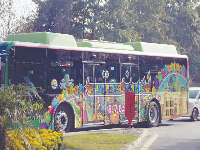 Lahore’s signal-free corridors face criticism over congestion and safety risks