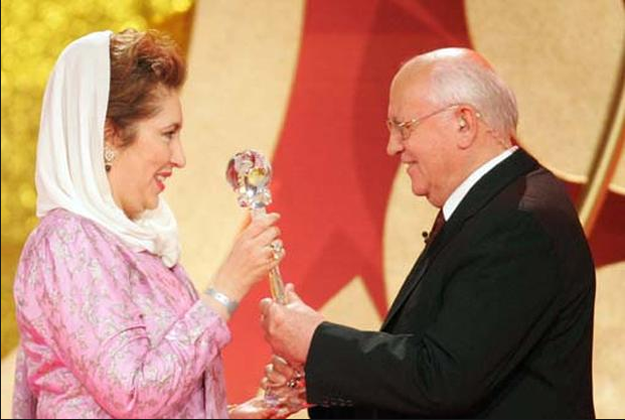 Former Soviet leader Mikhail Gorbachev, right, presents the Women's Tolerance Award to Benazir Bhutto, former prime minister of Pakistan, during the Women's World Award Gala in Leipzig, Germany, November 29, 2005. CREDIT: AP