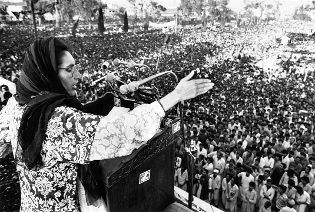Opposition leader Benazir Bhutto speaks to about 80,000 supporters during a campaign rally in Rawalpindi, Pakistan in 1986. PHOTO: REUTERS