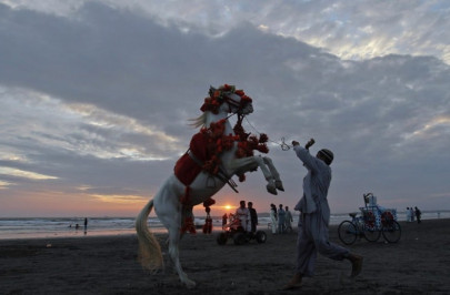 sops ignored at karachi s crowded beaches