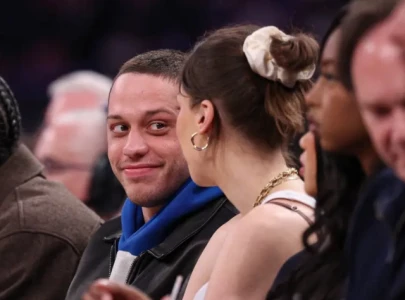 pete davidson and new girlfriend elsie hewitt enjoy courtside knicks date night as romance heats up pete davidson and new girlfriend elsie hewitt enjoy courtside knicks date night as romance heats up