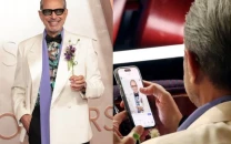 internet reacts as jeff goldblum goes viral for checking his own oscars photos he s just like us internet reacts as jeff goldblum goes viral for checking his own oscars photos he s just like us