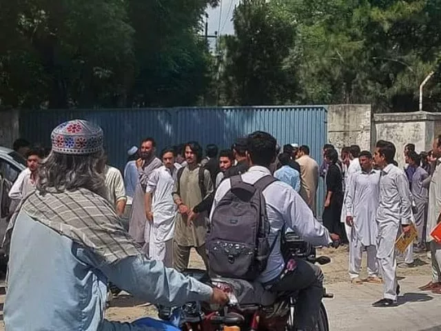 students stand outside school premises after shooting students stand outside school premises after shooting
