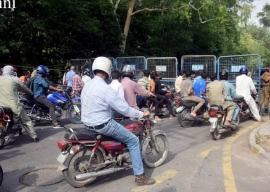 traders urge immediate opening of bank road traders urge immediate opening of bank road