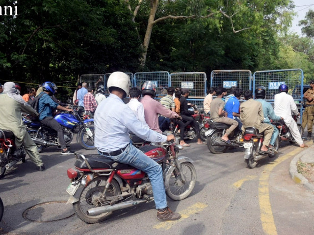 roads leading to the zaman park are blocked causing difficulty to motorists photo nni