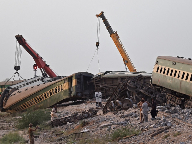 35 perish 100 injured as 10 bogies of hazara express derail