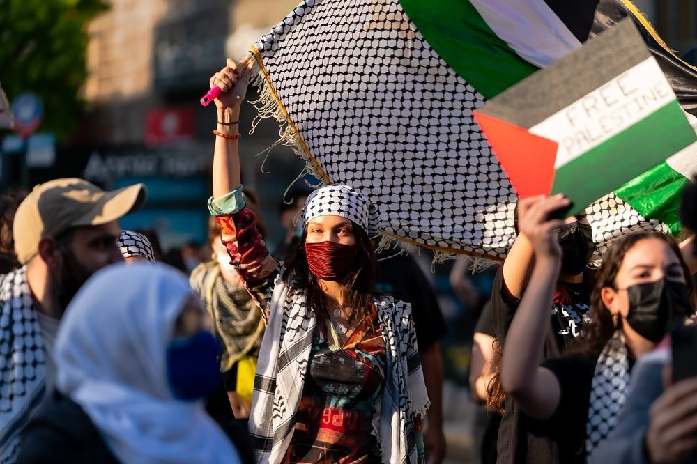 Tom Fordy on X: Bella #Hadid joins pro-Palestine march in NYC 🇺🇸wearing  a traditional dress, a #Keffiyeh, a face mask and waving a large  Palestinian Pale🇵🇸 flag as she marched along with