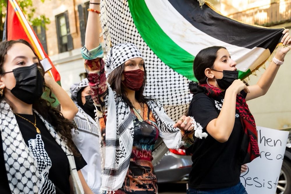 Tom Fordy on X: Bella #Hadid joins pro-Palestine march in NYC 🇺🇸wearing  a traditional dress, a #Keffiyeh, a face mask and waving a large  Palestinian Pale🇵🇸 flag as she marched along with