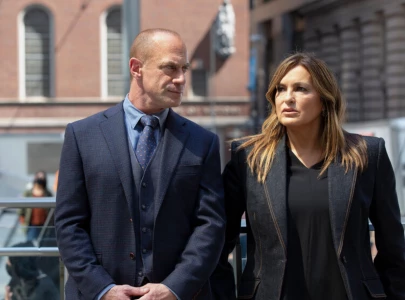 svu showrunner finally speaks on benson and stabler romance rumors svu showrunner finally speaks on benson and stabler romance rumors