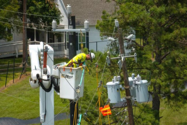 a worker repairs power lines in the aftermath of hurricane beryl in seabrook texas us july 11 2024 photo reuters a worker repairs power lines in the aftermath of hurricane beryl in seabrook texas us july 11 2024 photo reuters