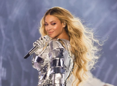 beyonce storms to first uk no 1 in 14 years with texas hold em beyonce storms to first uk no 1 in 14 years with texas hold em