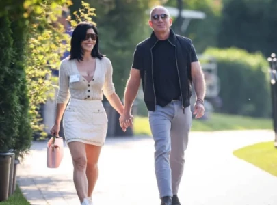 jeff bezos pops the question with a stunning 30 carat pink diamond for lauren s nchez jeff bezos pops the question with a stunning 30 carat pink diamond for lauren s nchez