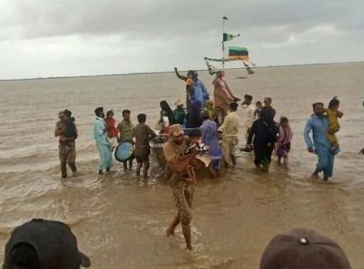 people defy cyclone warning ignore beach ban people defy cyclone warning ignore beach ban