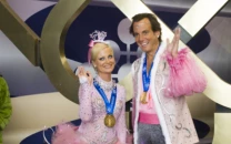 amy poehler recalls playing will arnett s sister while married in blades of glory amy poehler recalls playing will arnett s sister while married in blades of glory