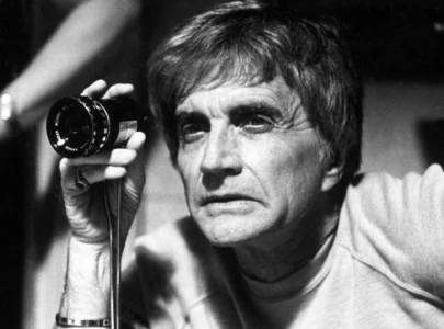 blake edwards a love story in 24 frames shows sweet moment of julie andrews reading to her husband blake edwards a love story in 24 frames shows sweet moment of julie andrews reading to her husband