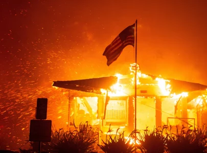 los angeles celebrities among 30 000 evacuated as wildfire rages