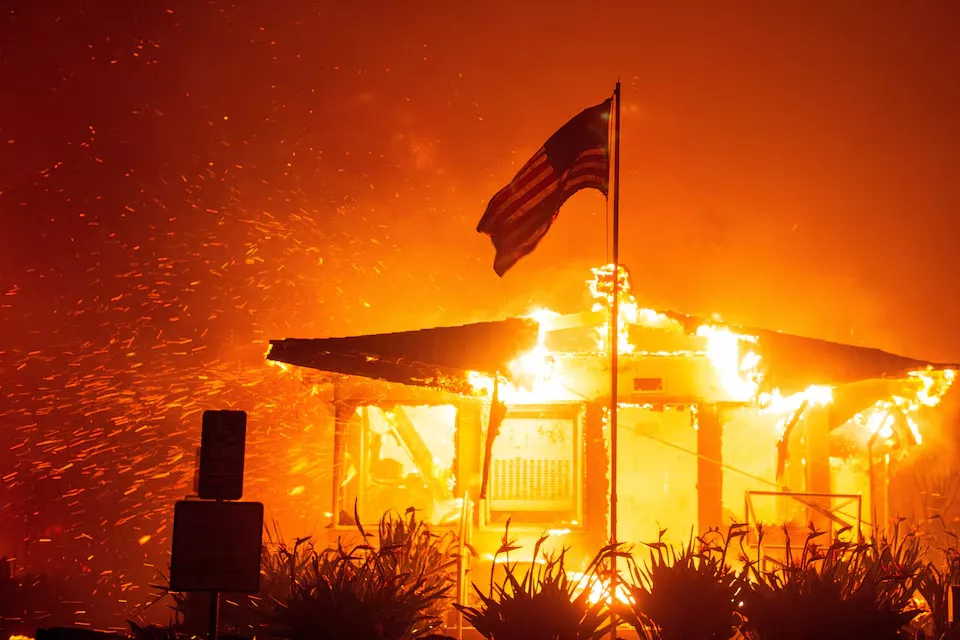 los angeles celebrities among 30 000 evacuated as wildfire rages los angeles celebrities among 30 000 evacuated as wildfire rages